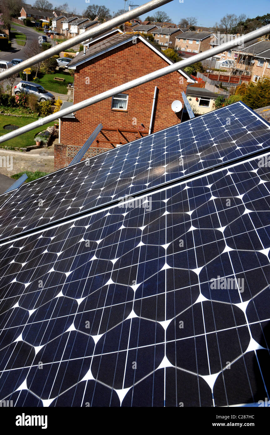 Sonnenkollektoren installiert auf einem Hausdach, England, UK Stockfoto