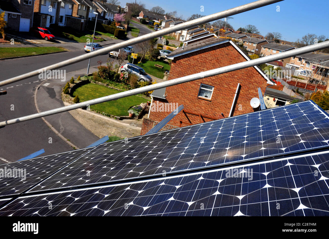 Sonnenkollektoren installiert auf einem Hausdach, England, UK Stockfoto