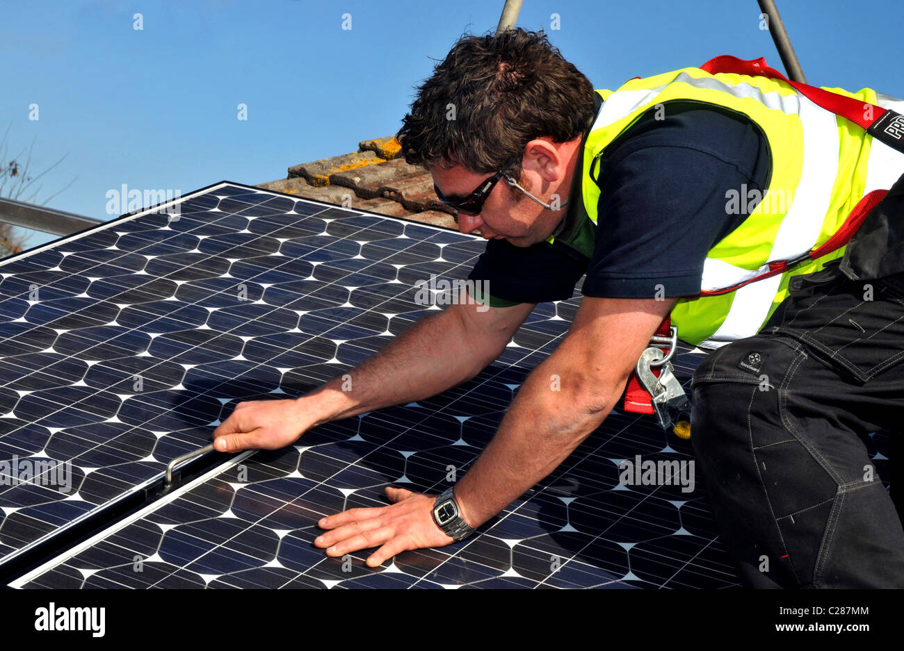 Sonnenkollektoren installiert wird, auf ein Haus Dach, England, UK Stockfoto
