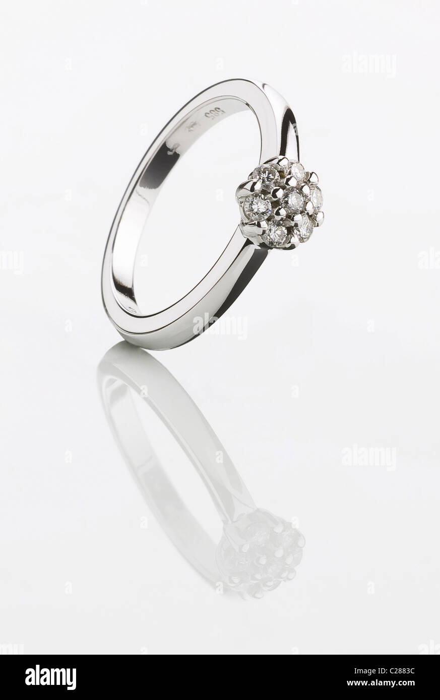 Schöne Silber Ring mit Edelsteinen - Studio Stockfoto