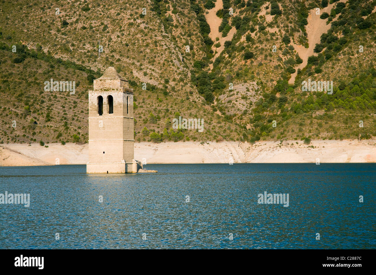 Turm der Kirche von der versunkenen Dorf Mediano, Ainsa, Spanien Stockfoto