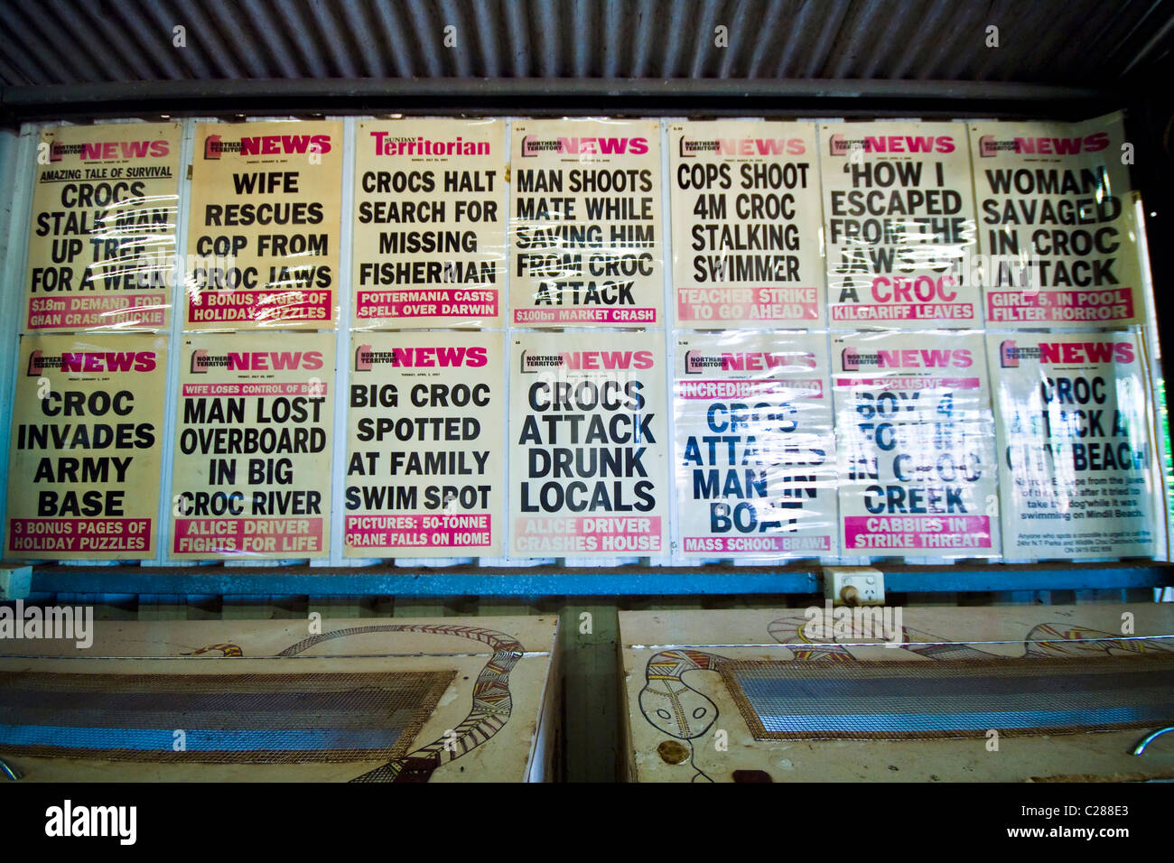 Oberen Ende Zeitung Bulletins verkünden Krokodil-Angriffe auf Menschen. Stockfoto
