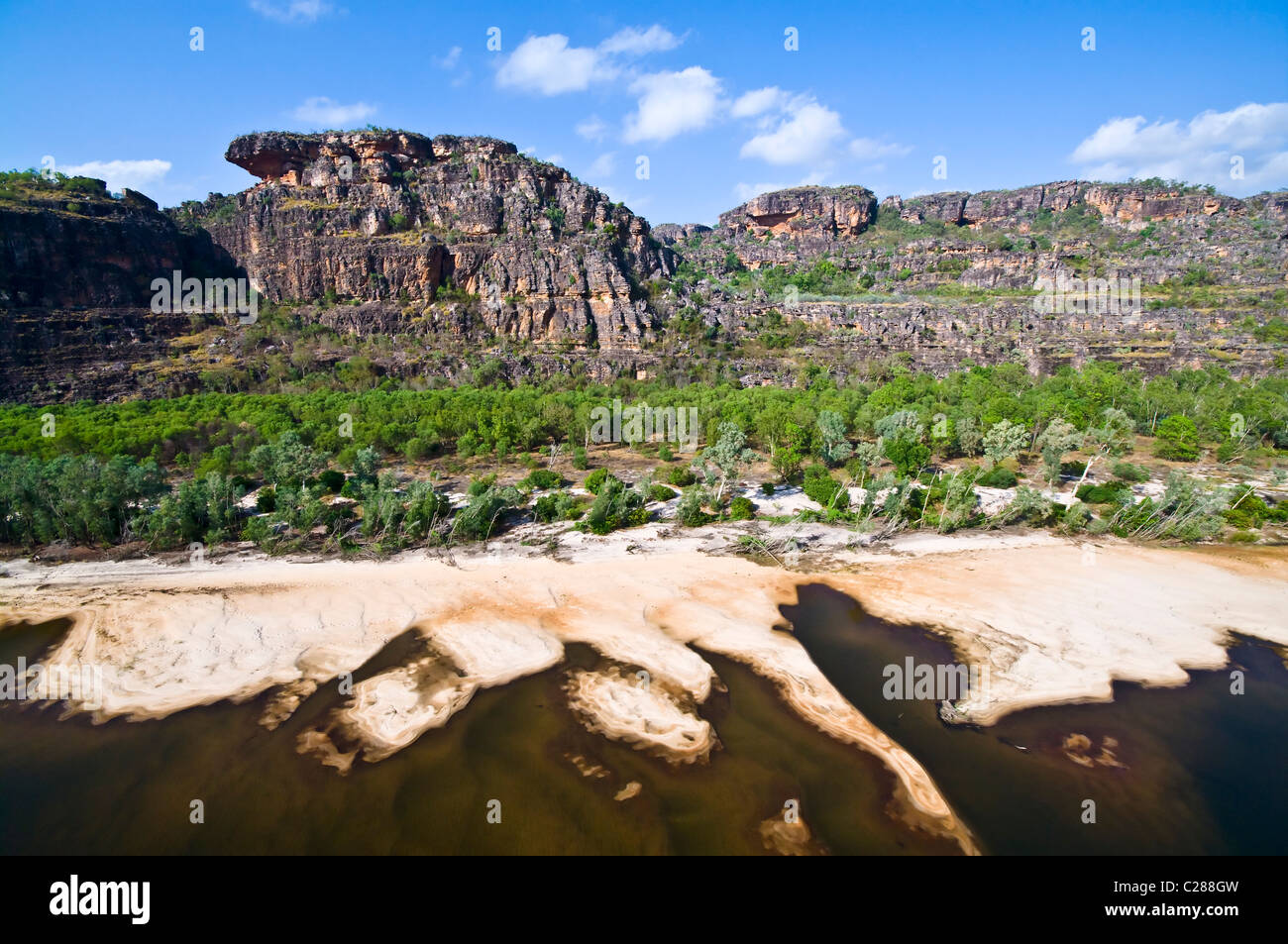 Erstellt von Überschwemmungen Top End Flüsse Sandbänke bauen unterhalb Klippen. Stockfoto