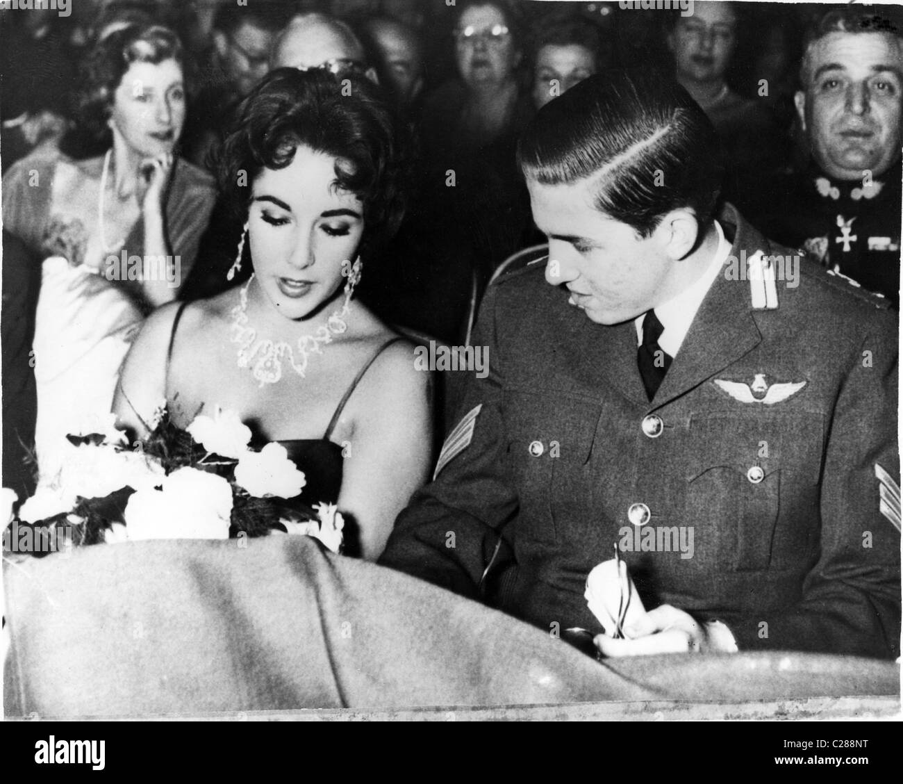Schauspielerin Elizabeth Taylor mit Konstantin II Stockfoto