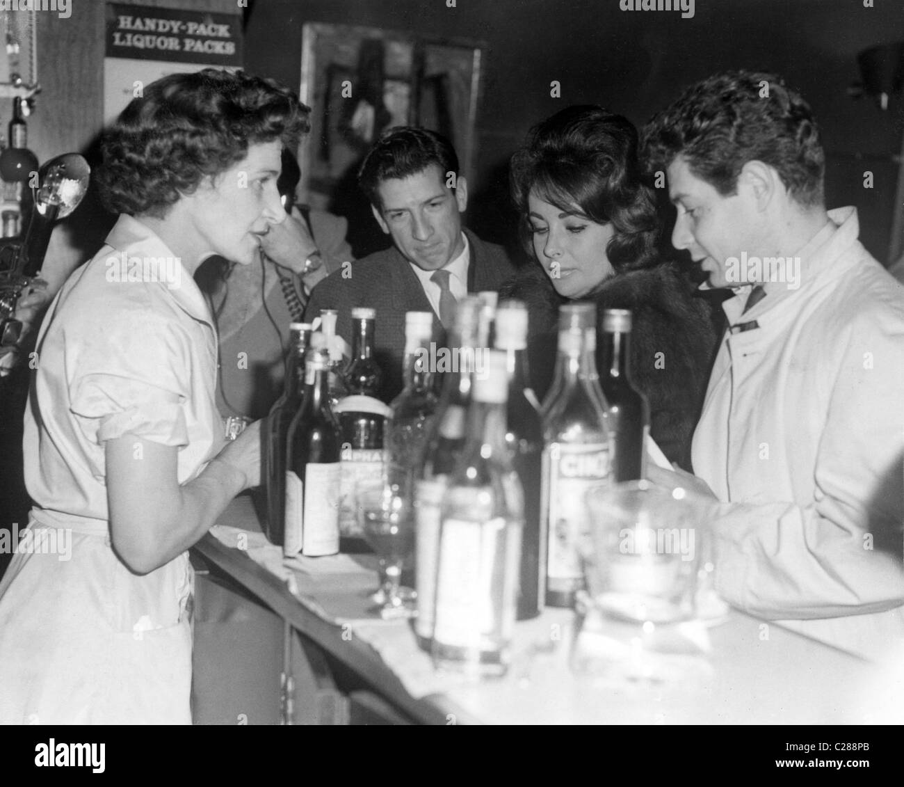 Elizabeth Taylor und Eddie Fisher haben hauseigene Bar Stockfoto