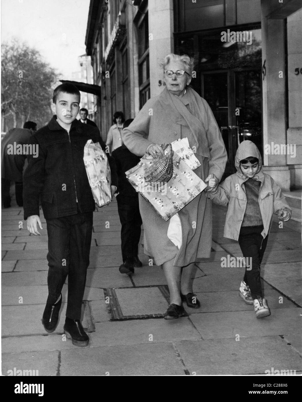 Liz Taylor-Kinder-Shop mit ihrer Krankenschwester Stockfoto