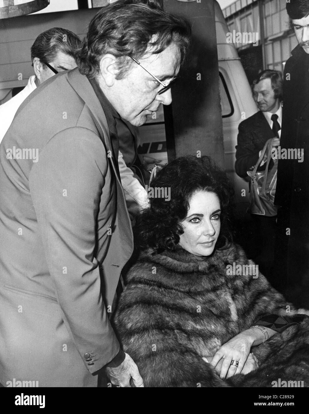 Richard Burton schiebt Liz Taylor im Rollstuhl Stockfoto