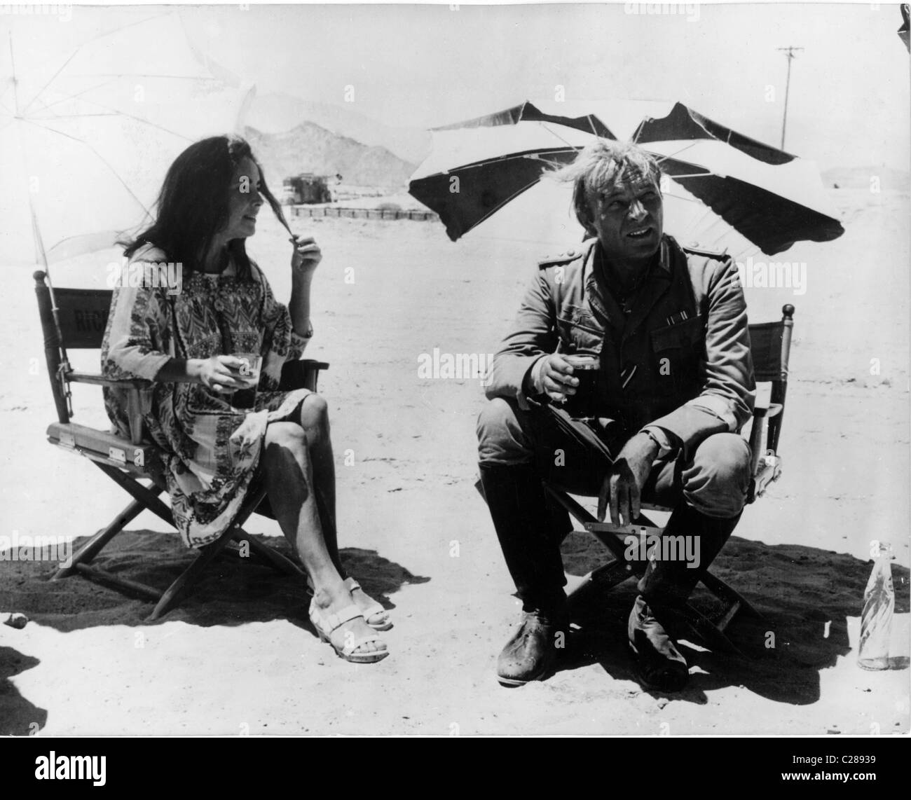 Liz Taylor und Richard Burton am Set von "Überfall auf Rommel" Stockfoto