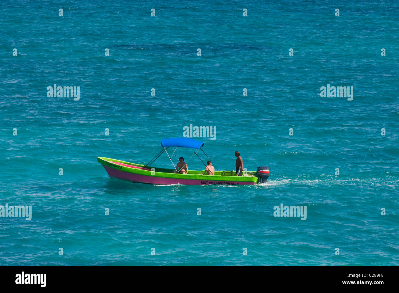 Eine bunte Boot manövrieren in der Karibik mit Touristen in der Nähe von la Playa Tulum Mexiko Stockfoto