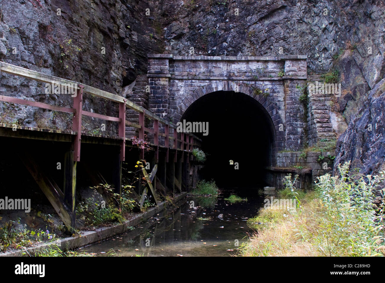 Der Osteingang des Paw Paw Tunnels entlang der Chesapeake and Ohio Canal National Historical Park in Allegany County Maryland Stockfoto