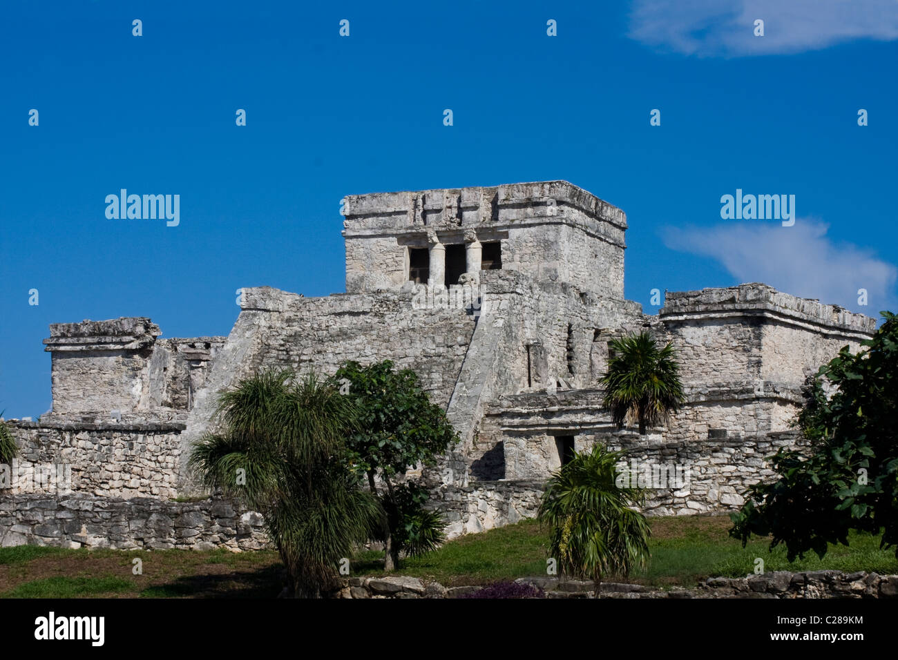 Ein Blick auf die Burg (El Castillo) Ruinen, Palmen und tropischer Vegetation in Tulum Mexiko Stockfoto