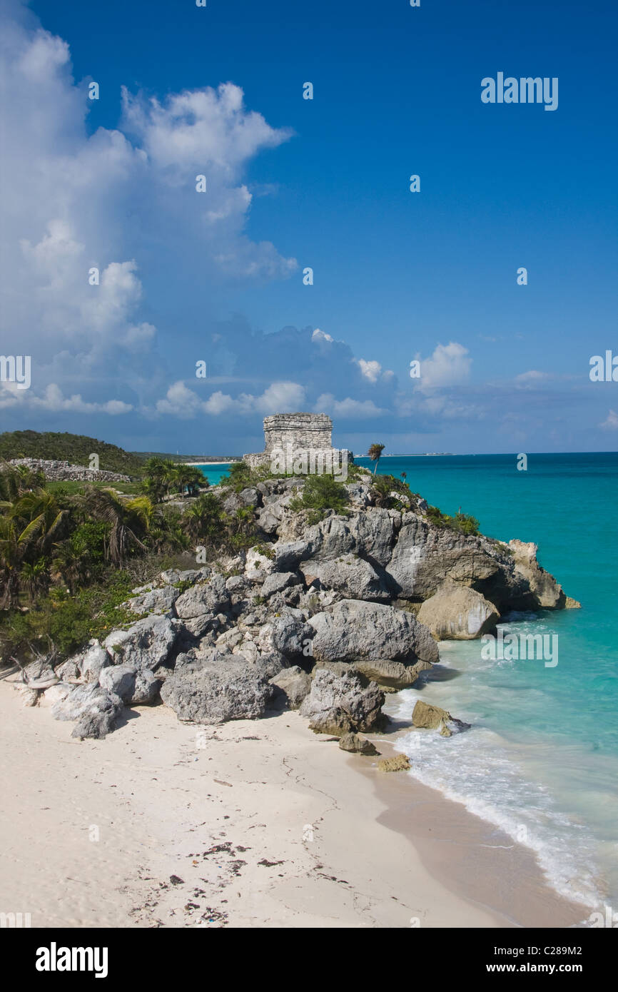 Ein Blick auf die Burg (El Castillo) Ruinen Laub sandigen Strand Rock Bildung türkisfarbenen karibischen Meer in Tulum Mexiko Stockfoto