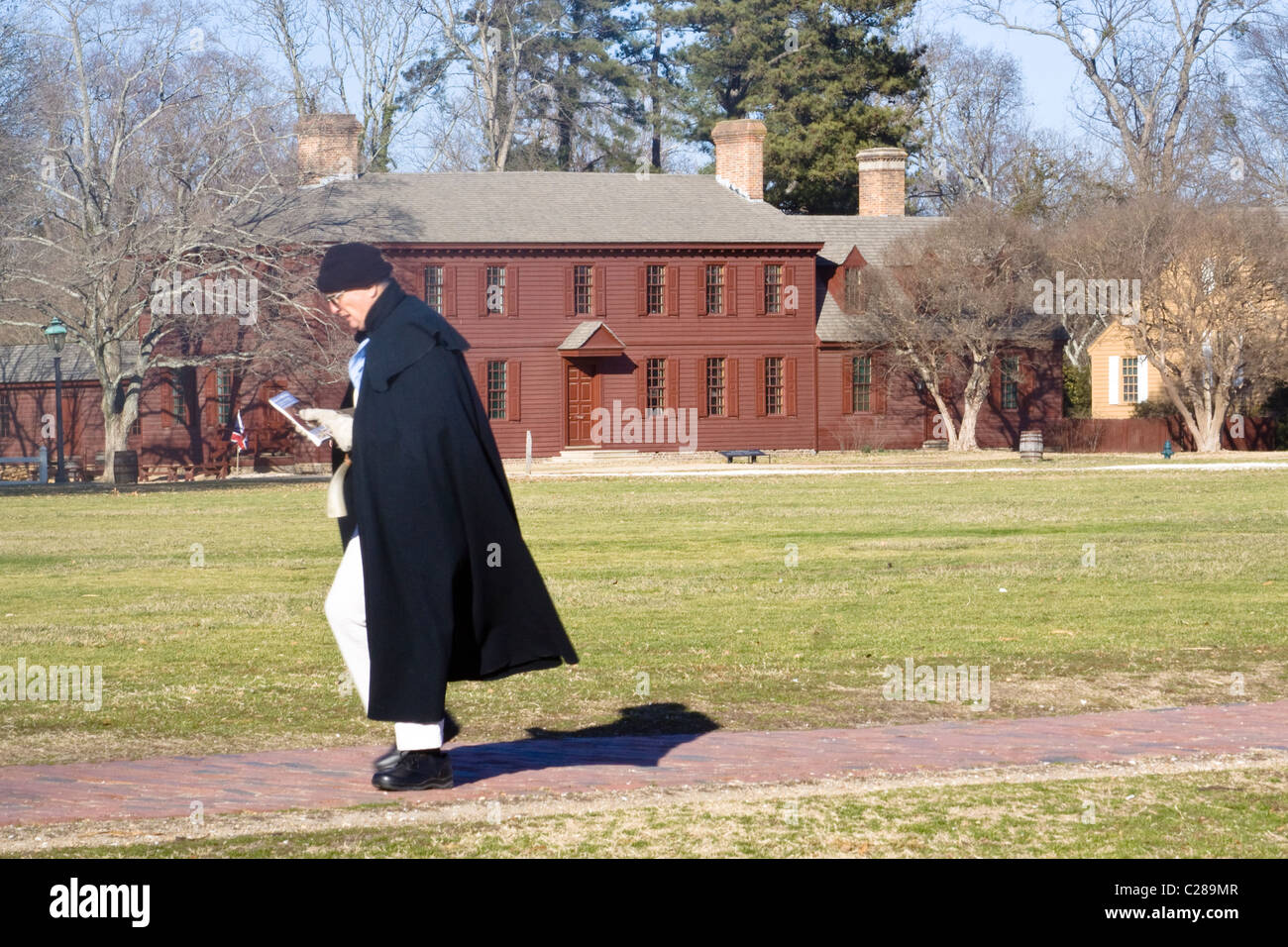 Ein männlicher Dolmetscher zu Fuß in der Nähe von The Payton Randolph Haus im historischen Colonial Williamsburg Virginia Stockfoto