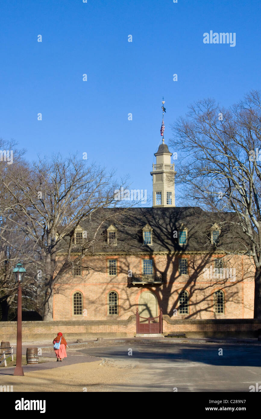 Eine männliche historische Dolmetscher zu Fuß in Richtung der Kolonialhauptstadt Gebäude in Williamsburg Virginia Stockfoto
