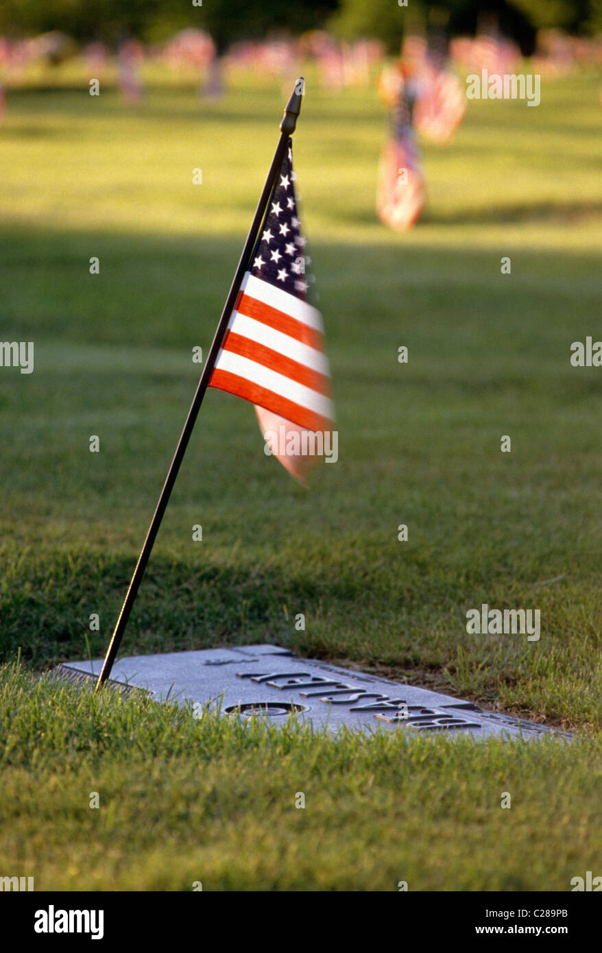 Old Glory, Flagge der Vereinigten Staaten von Amerika, fliegen auf der Fourth Of July, Tünche Gedenkpark & Friedhof, Pennsylvania Stockfoto
