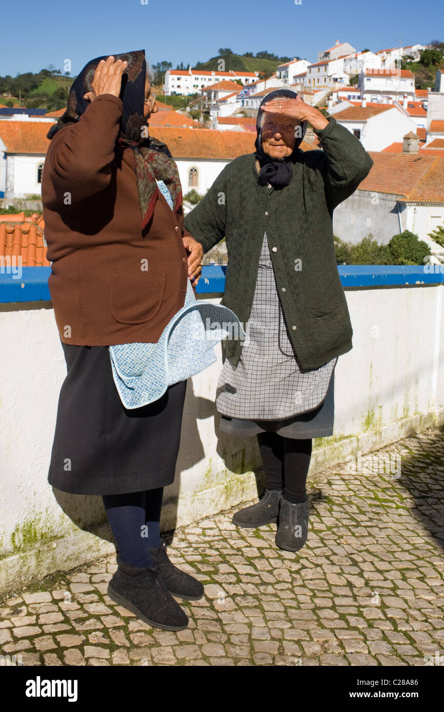 Ältere Frauen in Schürzen, Odemira, Alentejo, Portugal Stockfoto