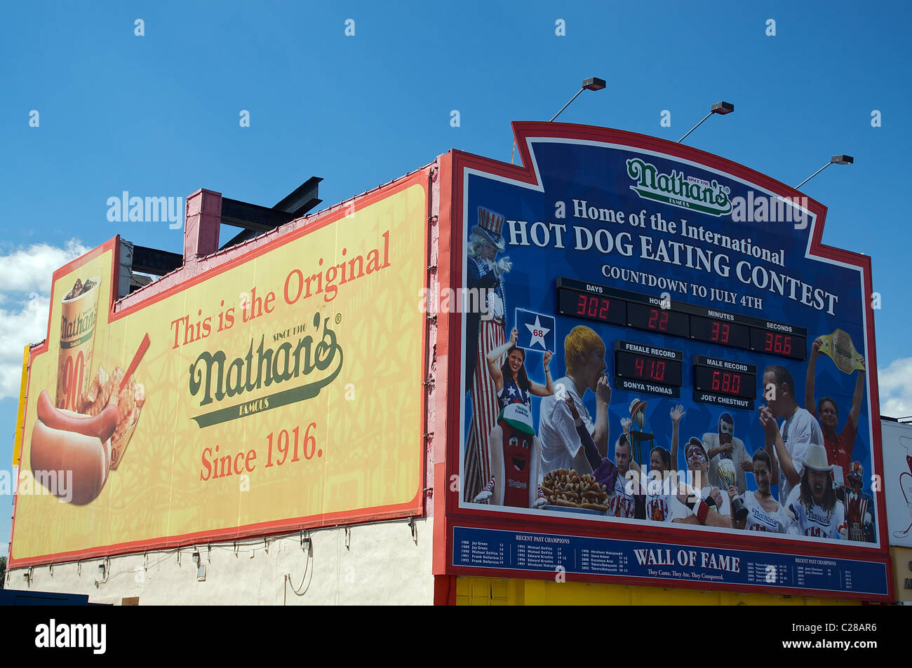 Nathans berühmt Hotdog Billboard und Zeichen Countdown Zeit, um die Marke jährliche Hot-Dog-Wettessen. Stockfoto