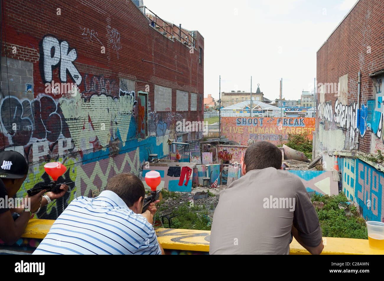 "Shoot the Freak" Paintball, Bulldozern gegen Willen des Besitzers im Jahr 2010. Acht andere Coney Island Unternehmen kämpfen, um zu bleiben Stockfoto
