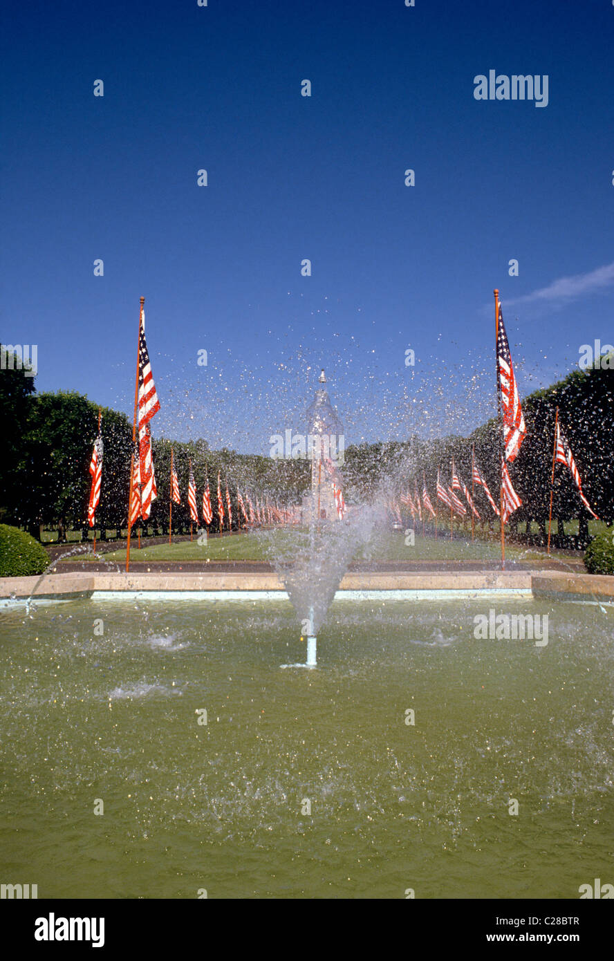 Gedenkbrunnen und Old Glory, Flagge der USA, fliegen auf der Fourth Of July, Tünche Gedenkpark & Friedhof, Pennsylvania Stockfoto