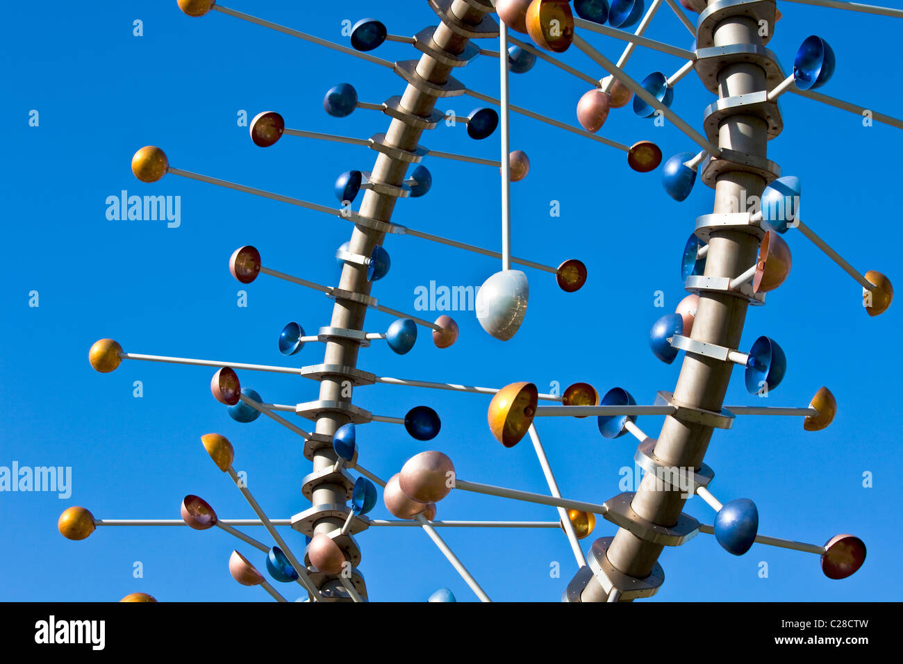 kinetische Skulptur Windkraft und Klangskulptur abstraktes Bild in Melbourne Docklands Australien Stockfoto