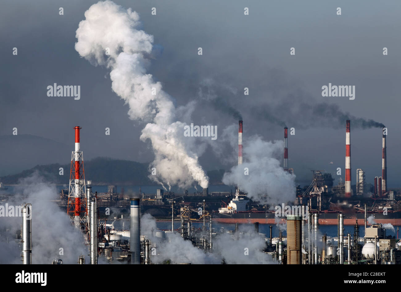 Industrieanlage mit Rauchen Stacks, Industriegebiet Stockfoto