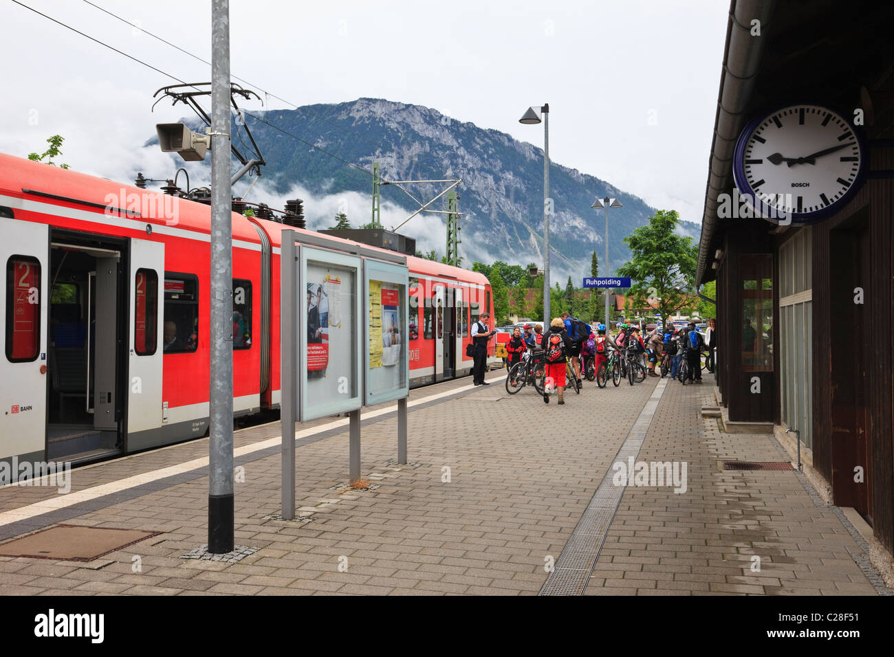 Ruhpolding, Bayern, Deutschland, Europa. Zug im Bahnhof mit Schulkindern und Fahrräder auf der Plattform. Stockfoto