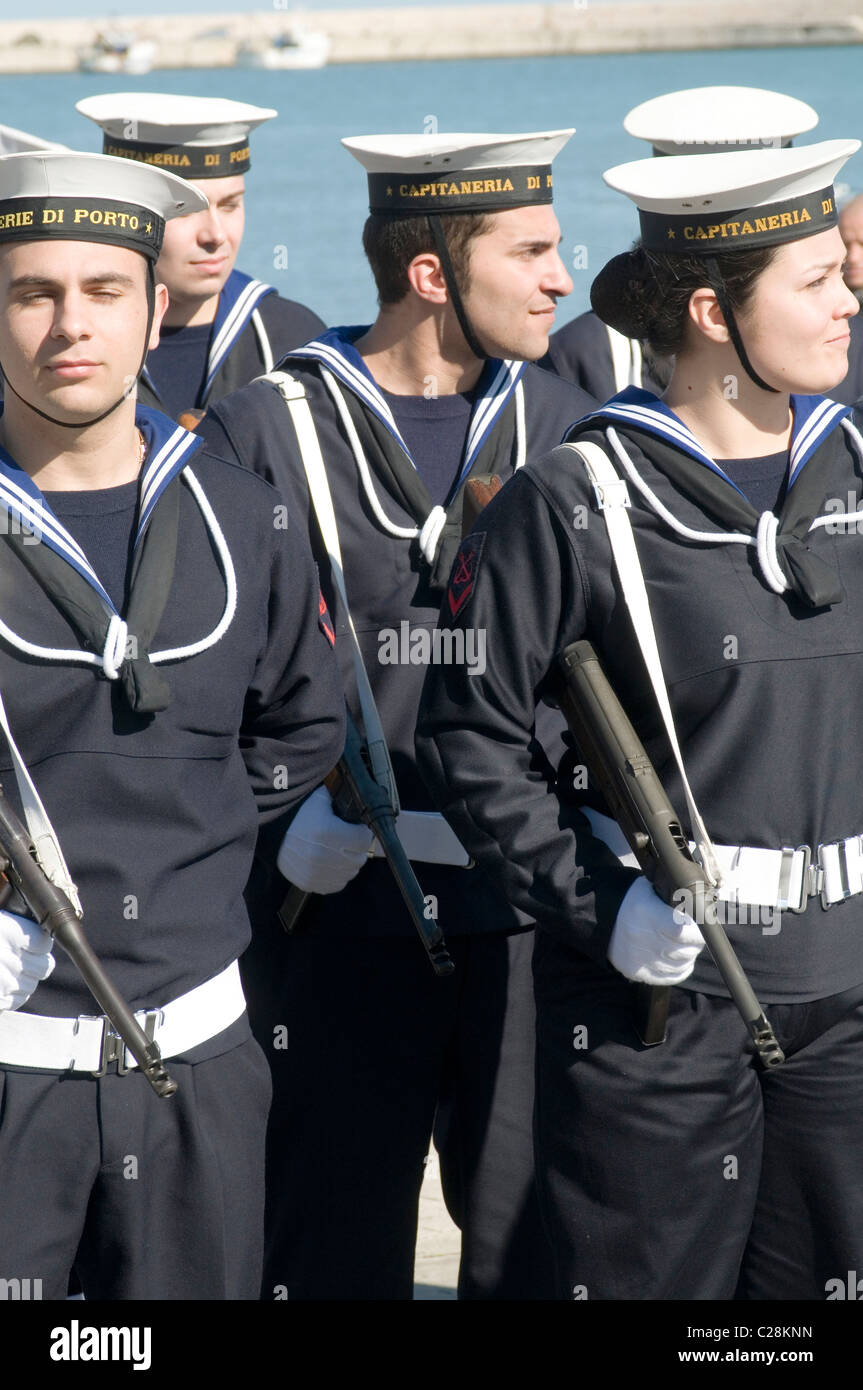 Italienische Marine Italien einheitliche Outfit Kleid zeremonielle Kadett  Kadetten Sailer Segler Sailor Matrosen Stockfotografie - Alamy