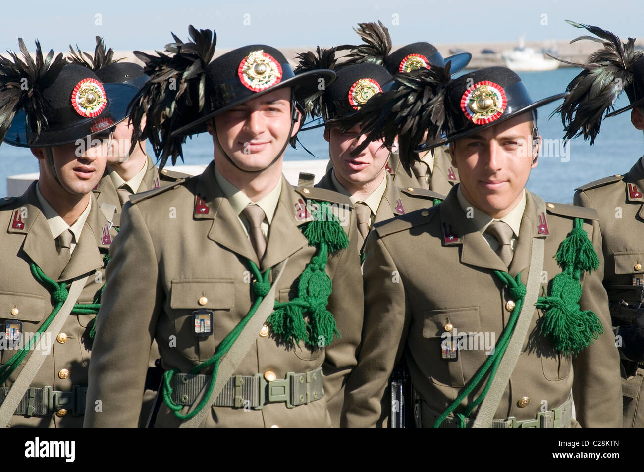 italienische Armee uniform Federn Bersaglieri schwarzen Auerhahn Feder Stil stilvolle Mode einheitliche Uniforma zeremoniellen Kleid Stockfoto