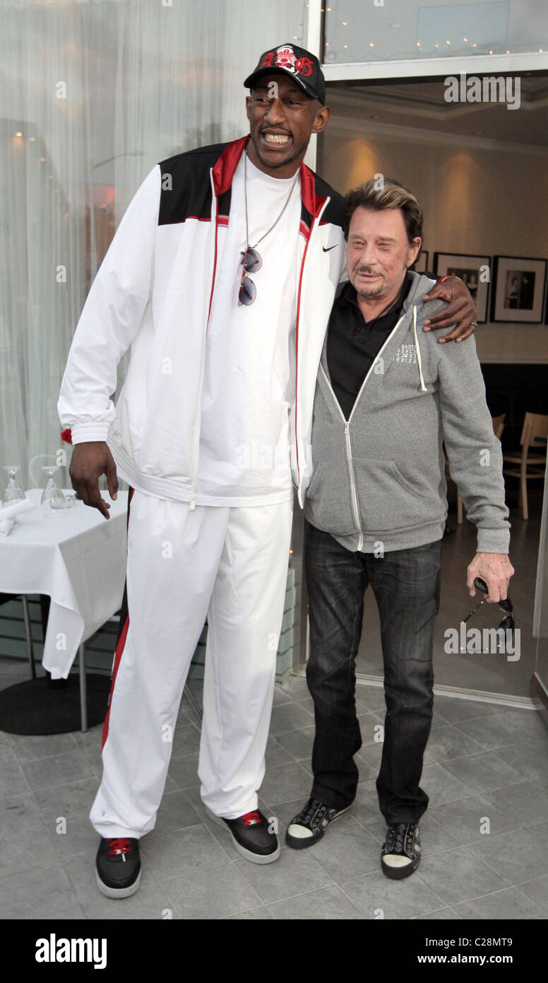 LA Laker D. J. Mbenga und Johnny Hallyday Johnny Hallyday und seine Frau Laetitia, zu Mittag mit LA Laker D. J. Mbenga an Stockfoto