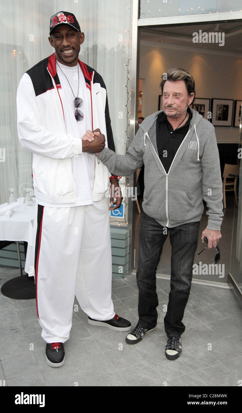LA Laker D. J. Mbenga und Johnny Hallyday Johnny Hallyday und seine Frau Laetitia, zu Mittag mit LA Laker D. J. Mbenga an Stockfoto