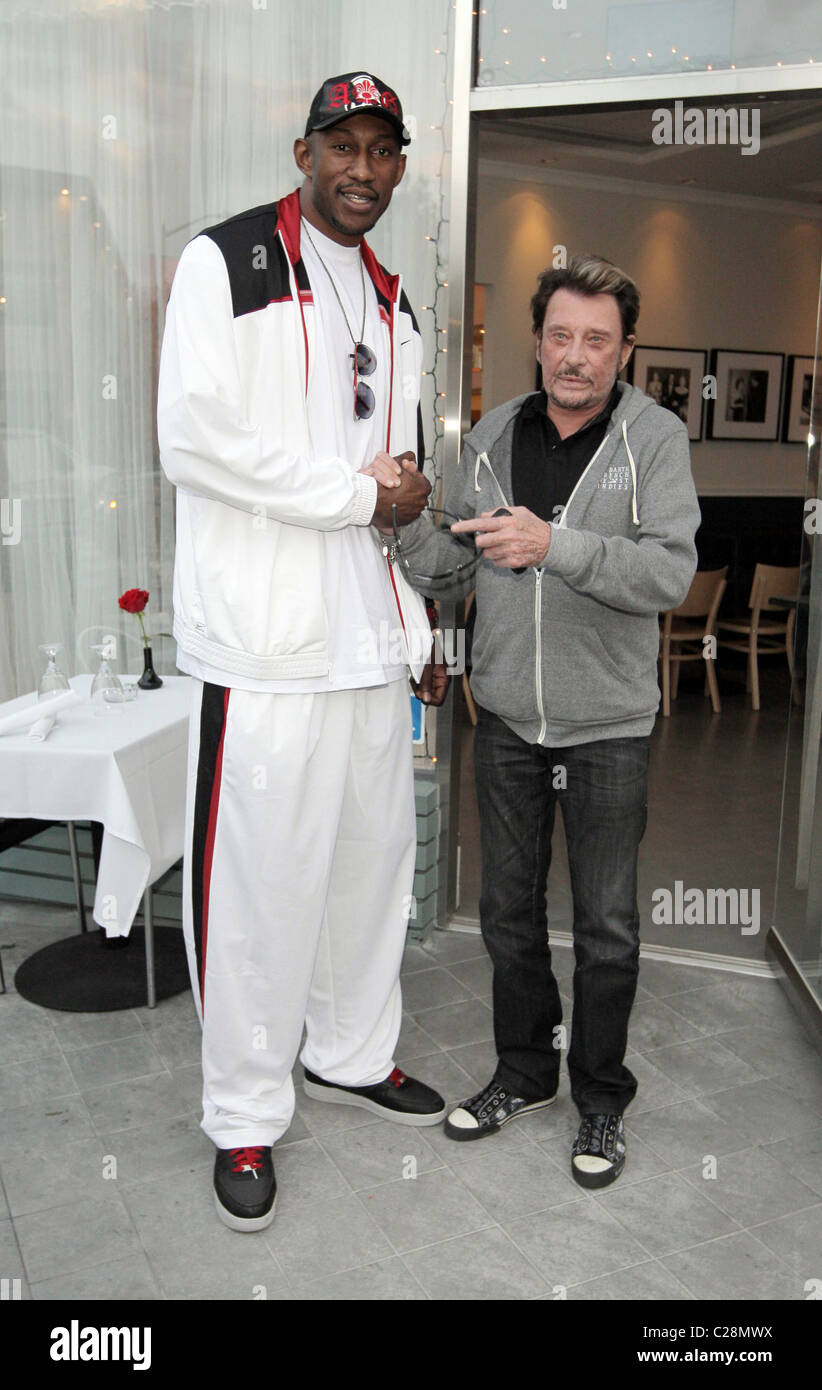LA Laker D. J. Mbenga und Johnny Hallyday Johnny Hallyday und seine Frau Laetitia, zu Mittag mit LA Laker D. J. Mbenga an Stockfoto