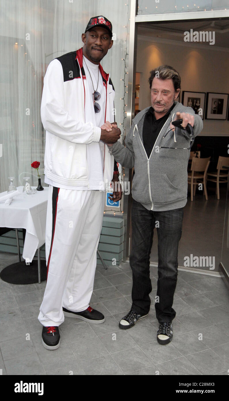 LA Laker D. J. Mbenga und Johnny Hallyday Johnny Hallyday und seine Frau Laetitia, zu Mittag mit LA Laker D. J. Mbenga an Stockfoto