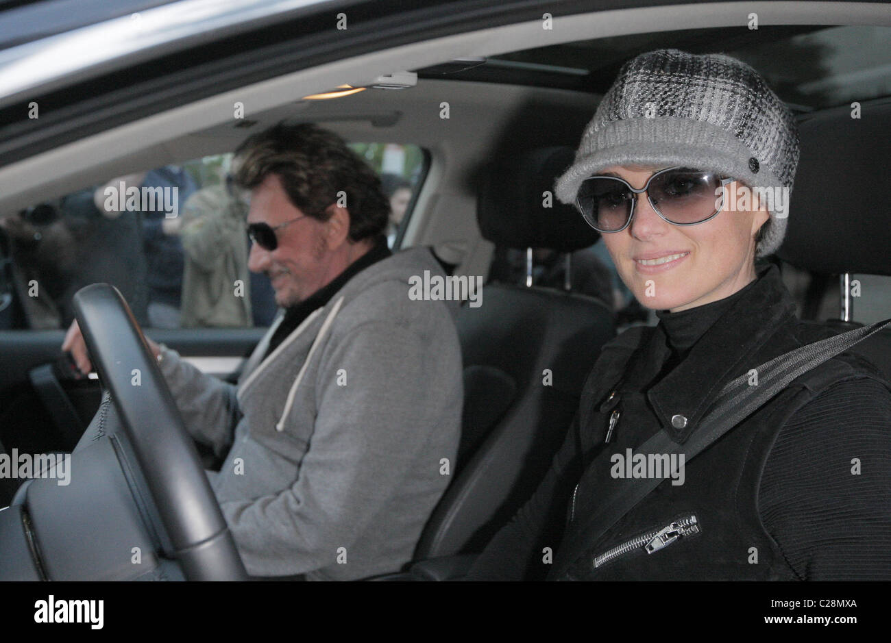 Johnny Hallyday und seine Frau Laetitia, haben Mittagessen mit LA Laker D. J. Mbenga Petrossian auf Robertson Blvd. Los Angeles, Stockfoto