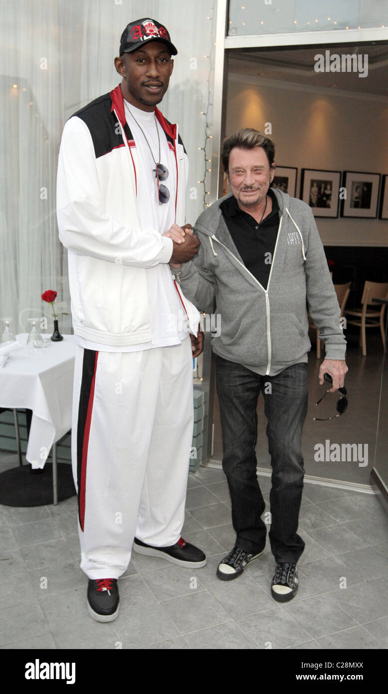 LA Laker D. J. Mbenga und Johnny Hallyday Johnny Hallyday und seine Frau Laetitia, zu Mittag mit LA Laker D. J. Mbenga an Stockfoto