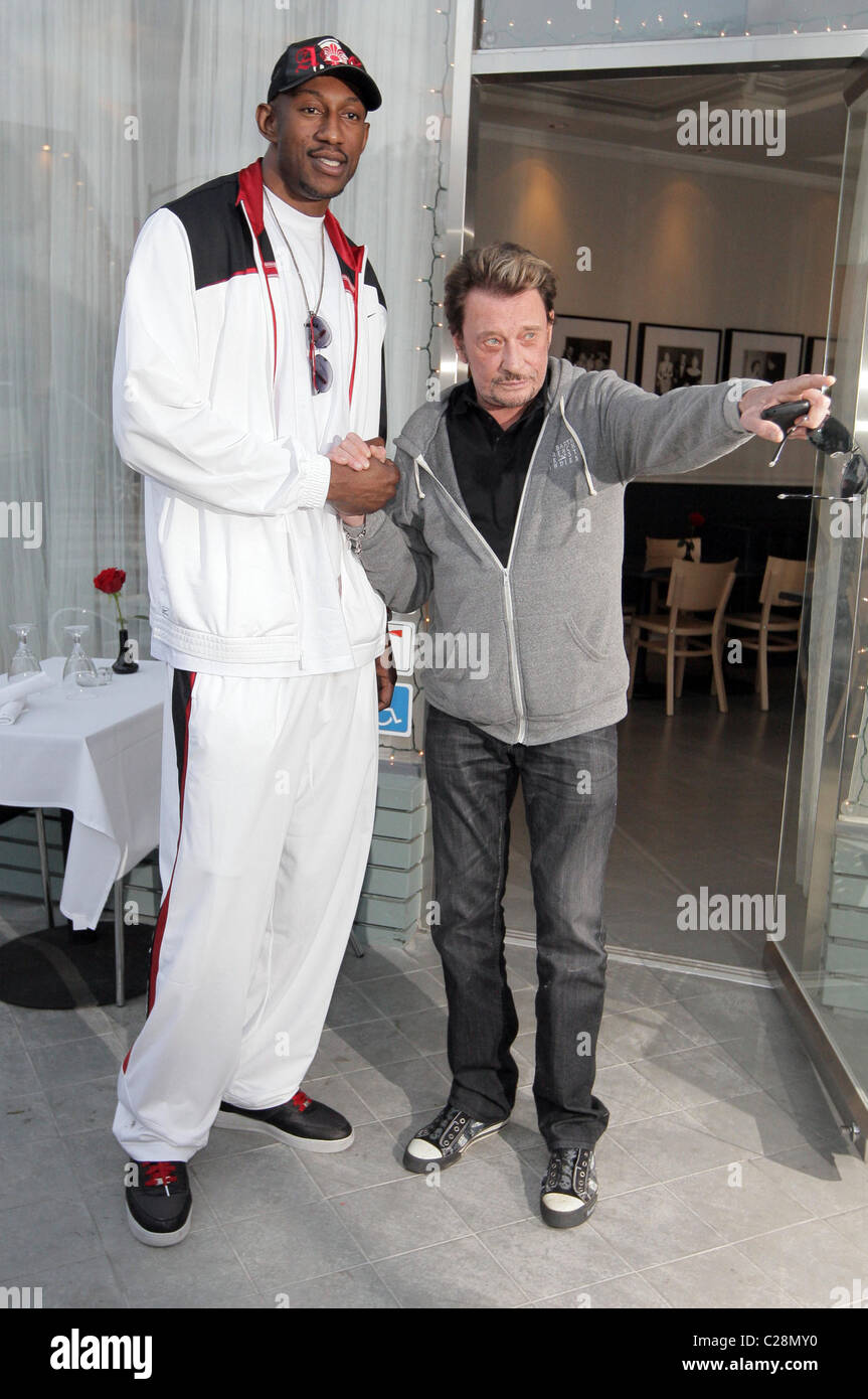LA Laker D. J. Mbenga und Johnny Hallyday Johnny Hallyday und seine Frau Laetitia, zu Mittag mit LA Laker D. J. Mbenga an Stockfoto