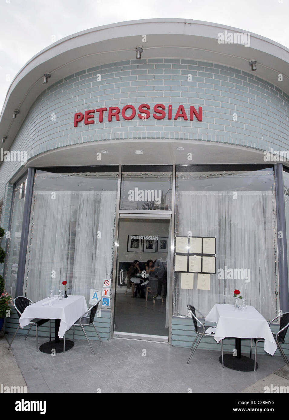 Atmosphäre Johnny Hallyday und seine Frau Laetitia, stehen Mittagessen mit LA Laker D. J. Mbenga Petrossian Robertson Blvd. Los Stockfoto