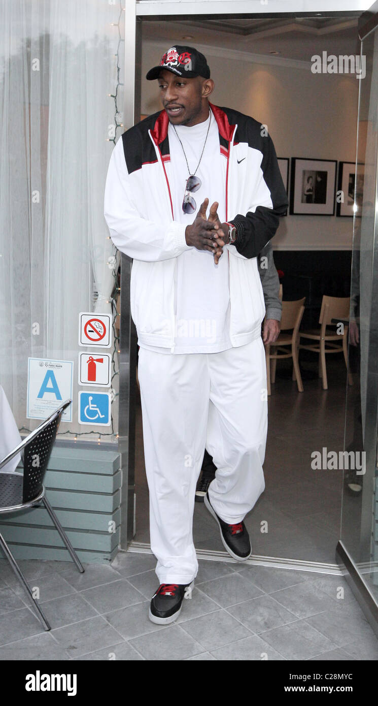 LA Laker D. J. Mbenga Johnny Hallyday und seine Frau Laetitia, stehen Mittagessen mit LA Laker D. J. Mbenga Petrossian auf Robertson Stockfoto