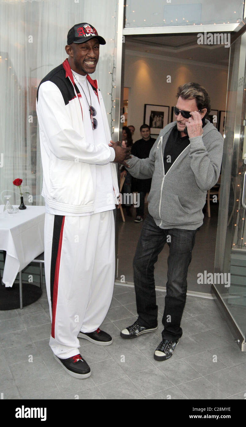 LA Laker D. J. Mbenga und Johnny Hallyday Johnny Hallyday und seine Frau Laetitia, zu Mittag mit LA Laker D. J. Mbenga an Stockfoto