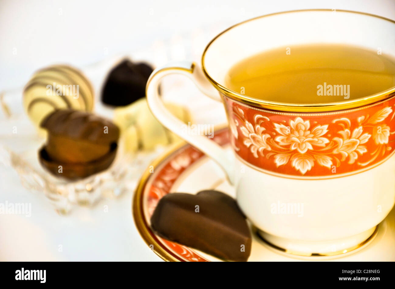 Edle Porzellantasse Tee und Schokolade - abstrakte Vintagelook Spezialeffekt Stockfoto