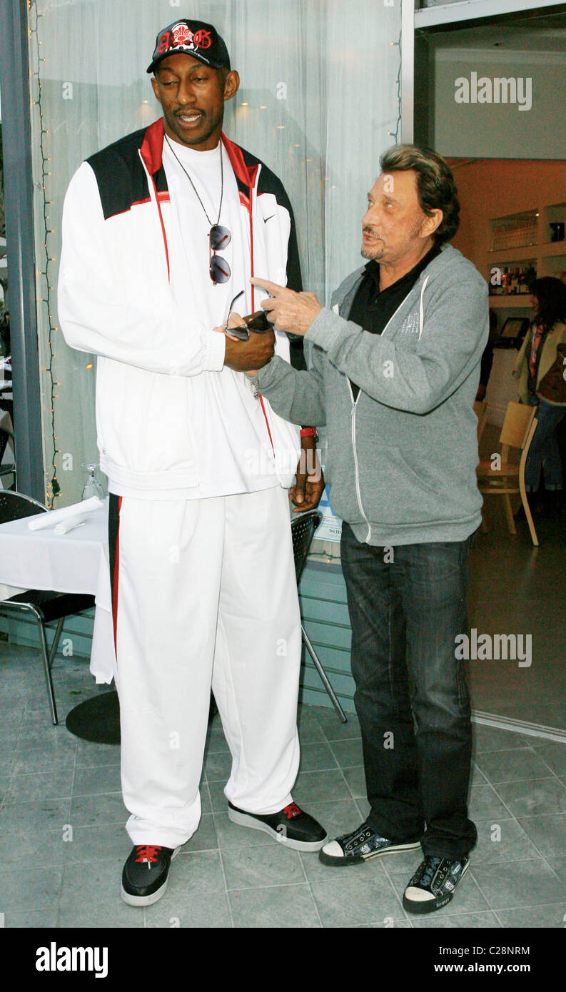 LA Laker D. J. Mbenga und Johnny Hallyday Johnny Hallyday und seine Frau Laetitia, zu Mittag mit LA Laker D. J. Mbenga an Stockfoto
