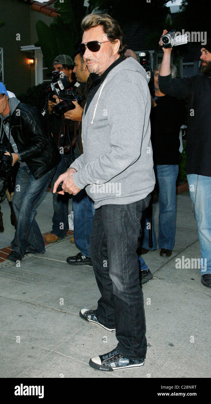 Johnny Hallyday hat Mittagessen mit LA Laker D. J. Mbenga im Petrossian auf Robertson Blvd. Los Angeles, Kalifornien, USA - 05.12.09 Stockfoto