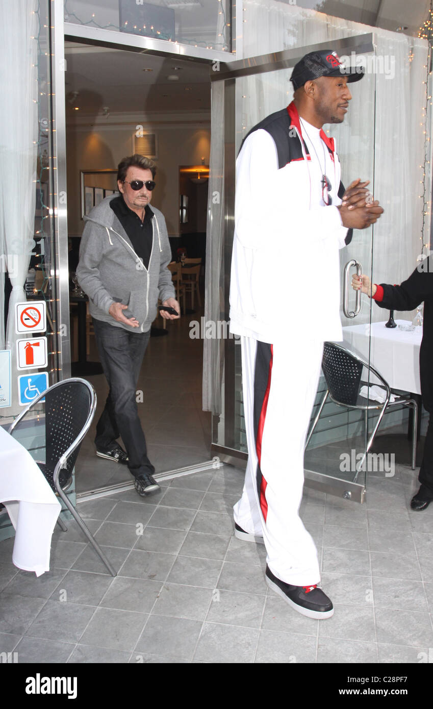 Johnny Hallyday und LA Laker D. J. Mbenga verlassen Petrossian auf Robertson Blvd. Los Angeles, Kalifornien, USA - 05.12.09 / Stockfoto