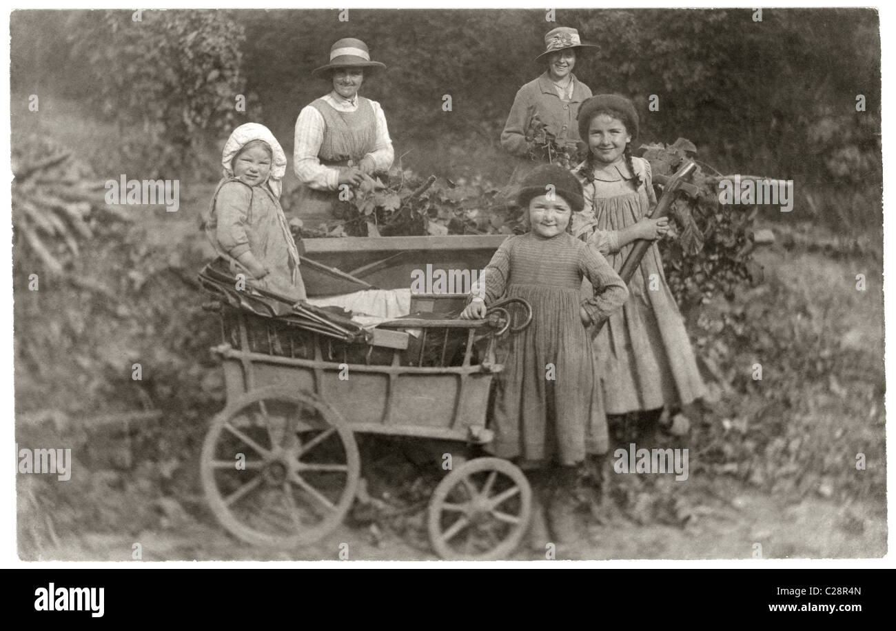 Hop Kommissionierung Gruppe - Kinder mit einem kleinen Wagen, aus der Sammlung des Butler Familie, Peasmarsh, Sussex - ca. 1915 Stockfoto