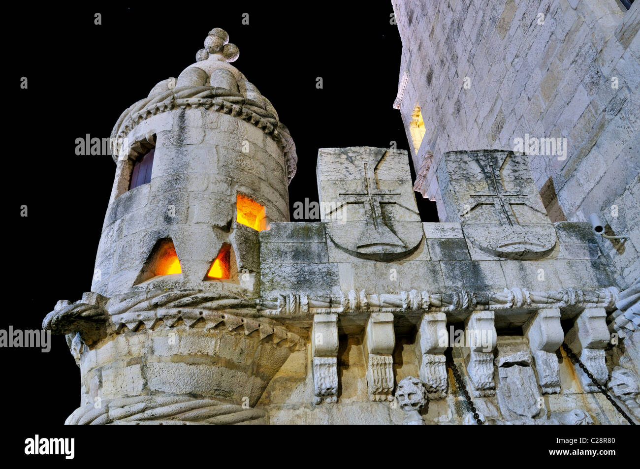 Portugal, Lissabon: Detail des nächtlich beleuchteten Turm von Belém Stockfoto