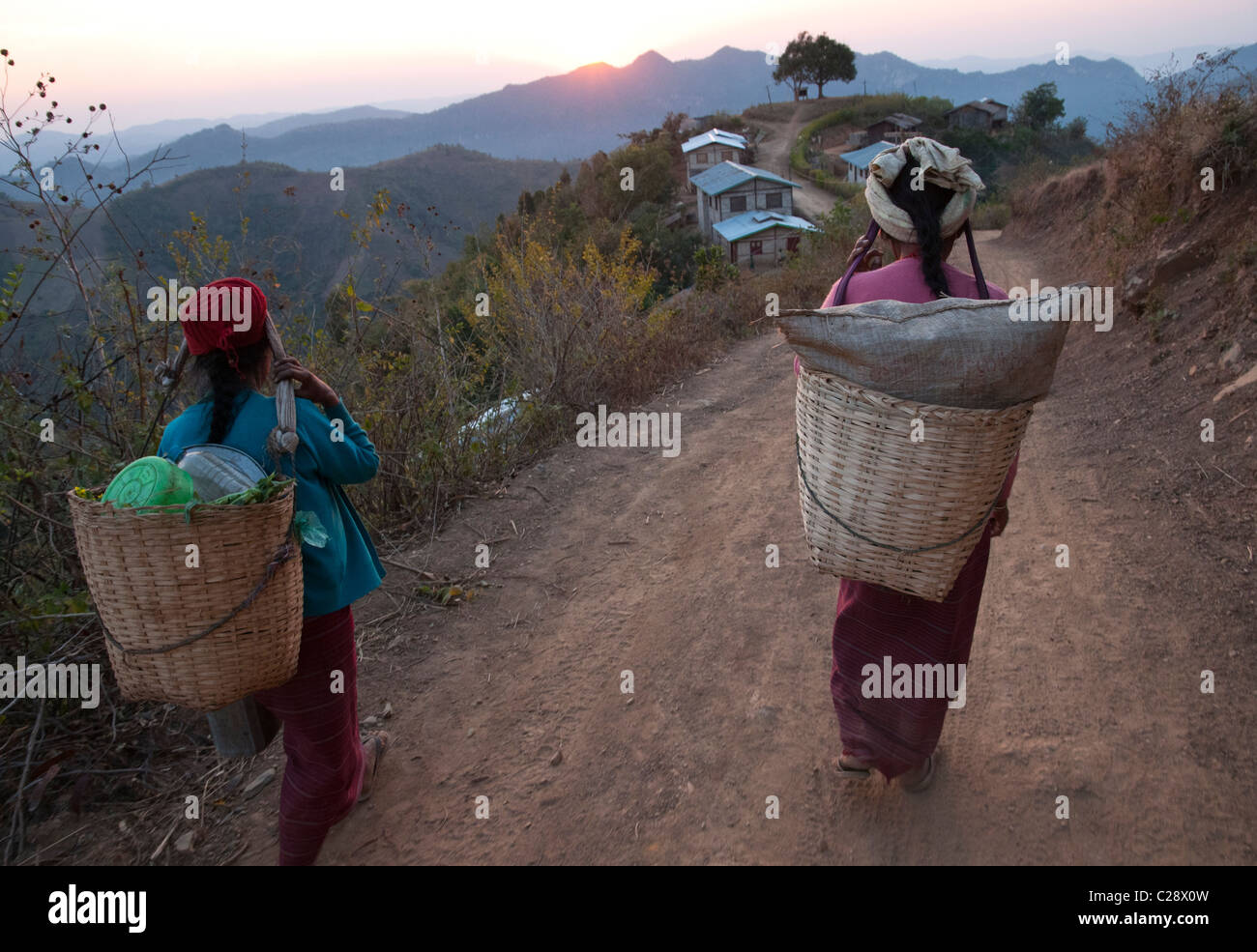 2 Palaung-Frauen mit Körben auf dem Rücken. Shan Hills. Myanmar Stockfoto
