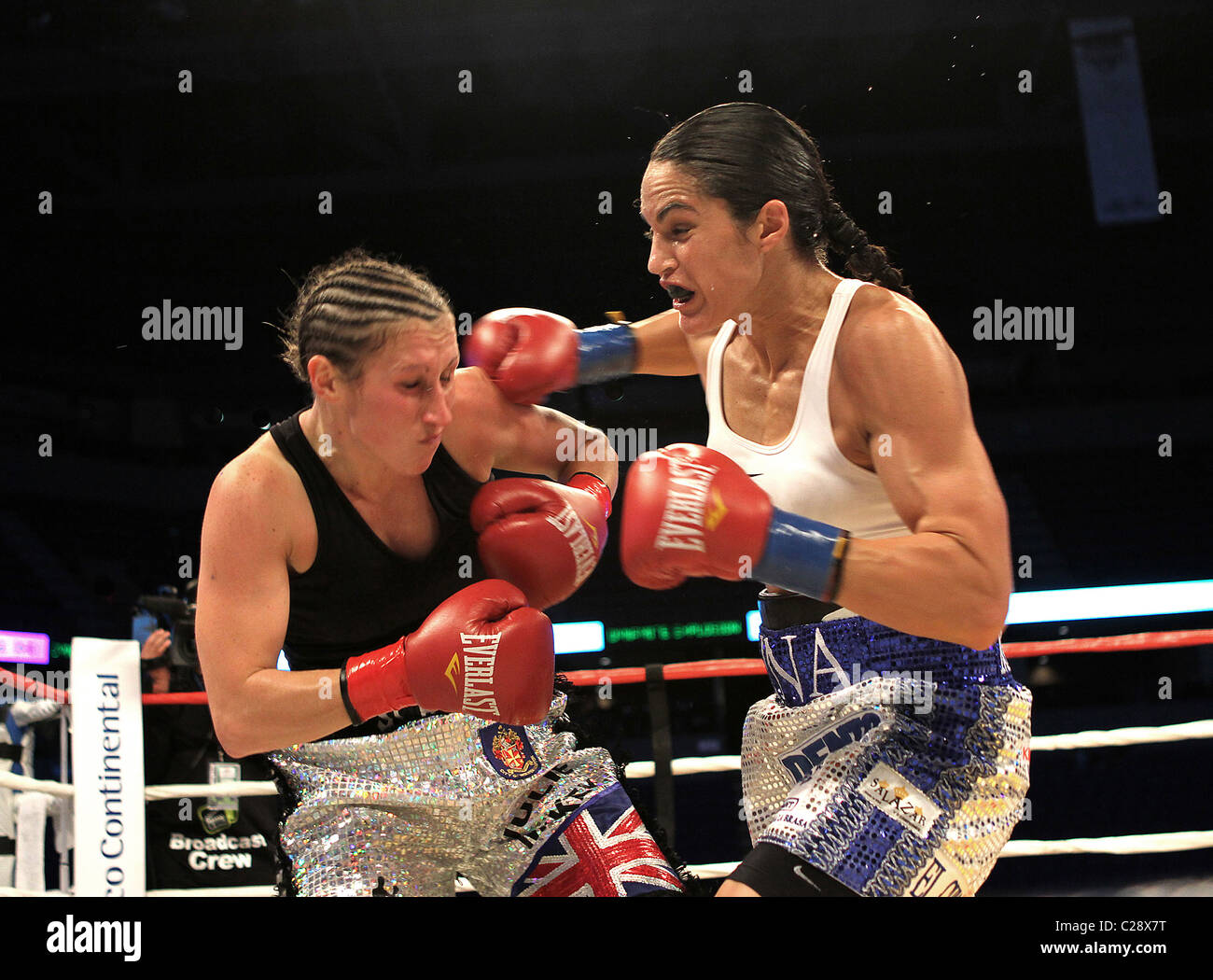 Peruanische Boxer Kina Malpartida (R) kämpft gegen britische Lindsay Scragg (L) während der Super Federgewicht Boxen Kampf an Stockfoto