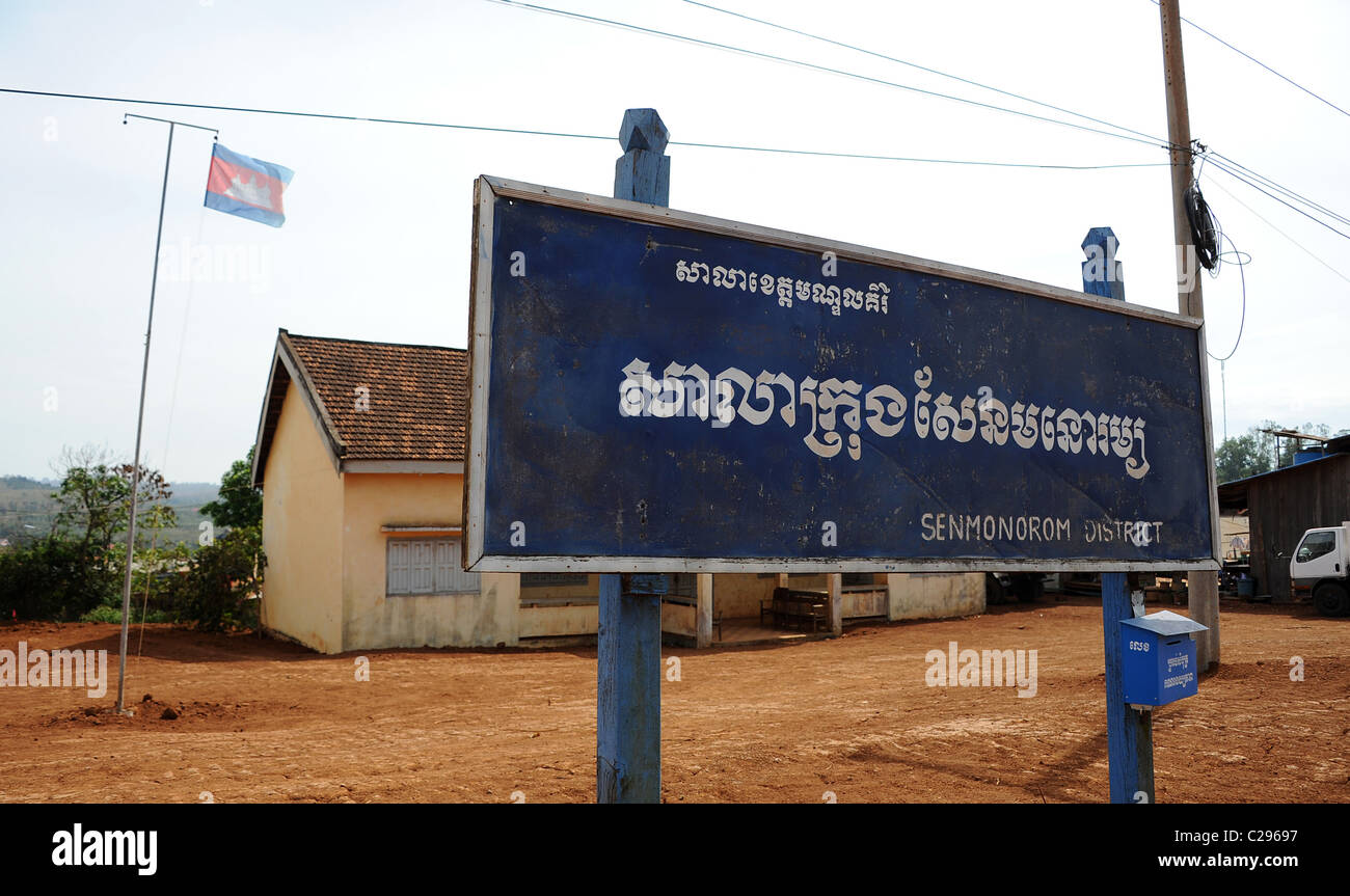 Straßenschild und kambodschanischen Flagge Information Ankunft in der Stadt von Sen Monorom-Hauptstadt der Provinz Mondulkiri, Kambodscha Stockfoto