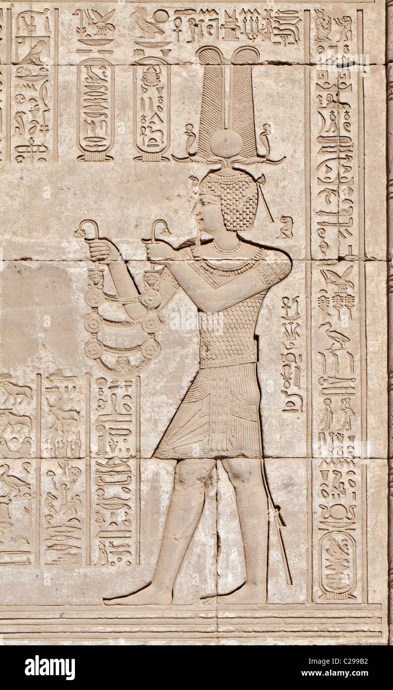 Schnitzereien und Hieroglyphen an der Wand des Tempels von Dendera Ägypten Stockfoto