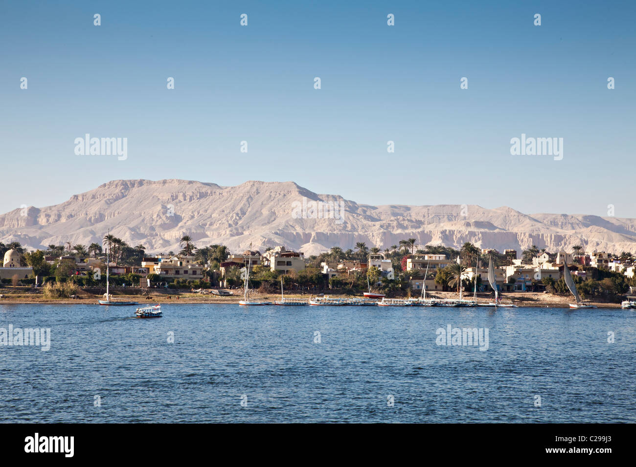 Blick auf das Westufer des Flusses Nil bei Luxor, das Tal der Könige Ägypten zeigen Stockfoto