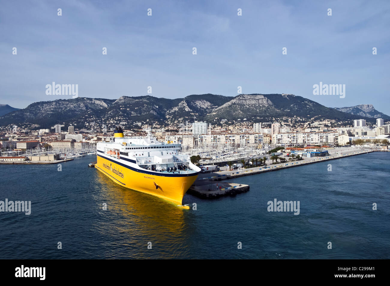 Korsika und Sardinien Fähren Auto und Personenfähre Mega Express fünf im Hafen von Toulon Frankreich Stockfoto